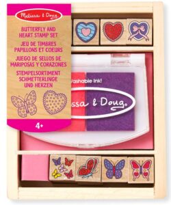 Melissa & Doug – Дървени печати – Сърчица и пеперудки Melissa & Doug – Дървени печати – Сърчица и пеперудки - Technomani